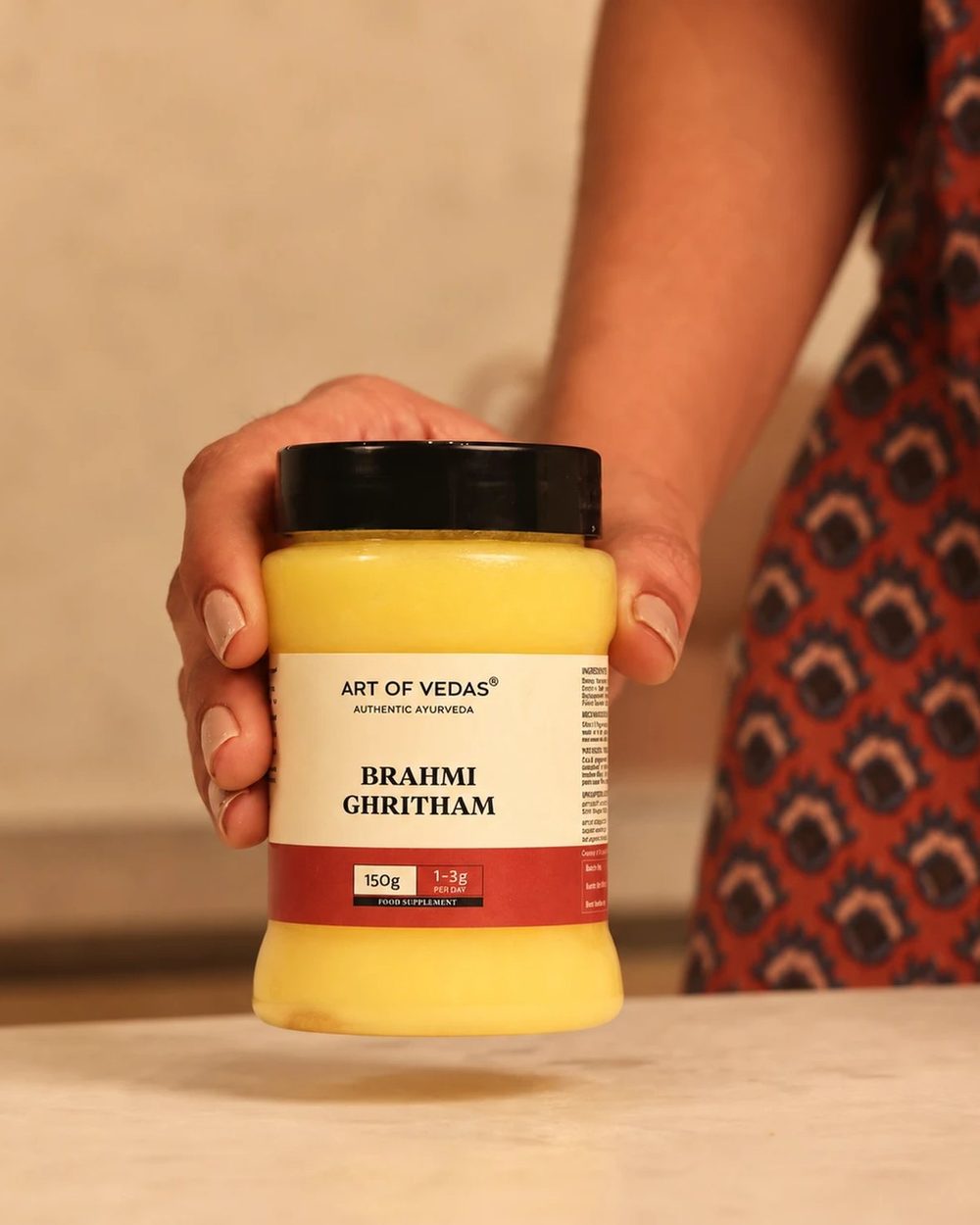 Brahmi Ghritham Art of Vedas dans son pot en PET de qualité alimentaire, couvercle fermé et étiquette de face